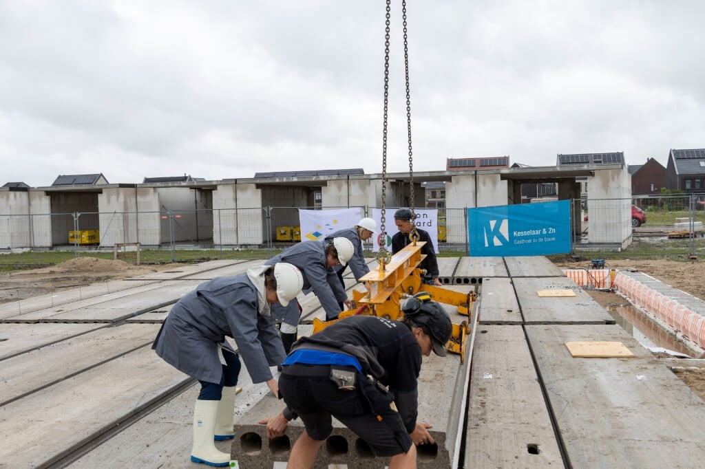 De bouw van zestien zorgwoningen die Woonwaard ontwikkelt voor Esdégé-Reigersdaal vordert gestaag.