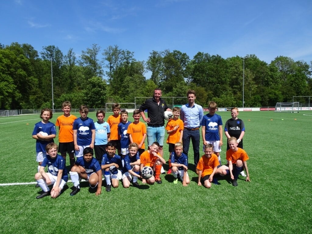 Sponsors René (l) en Marco met de teams van Reflector (in oranje shirts) en de Familieschool. 