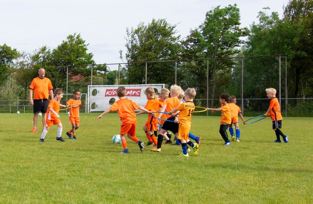 De mini pupillen van Vitesse vermaken zich met diverse voetbalspellen. 
