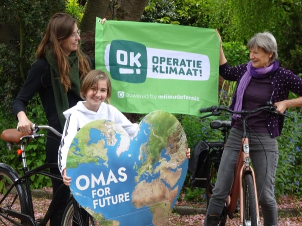 V.l.n.r.: Kirstin, Yana en Gabi. Ook een delegatie van de actiegroep Oma's For Future fietst mee naar Den Haag.