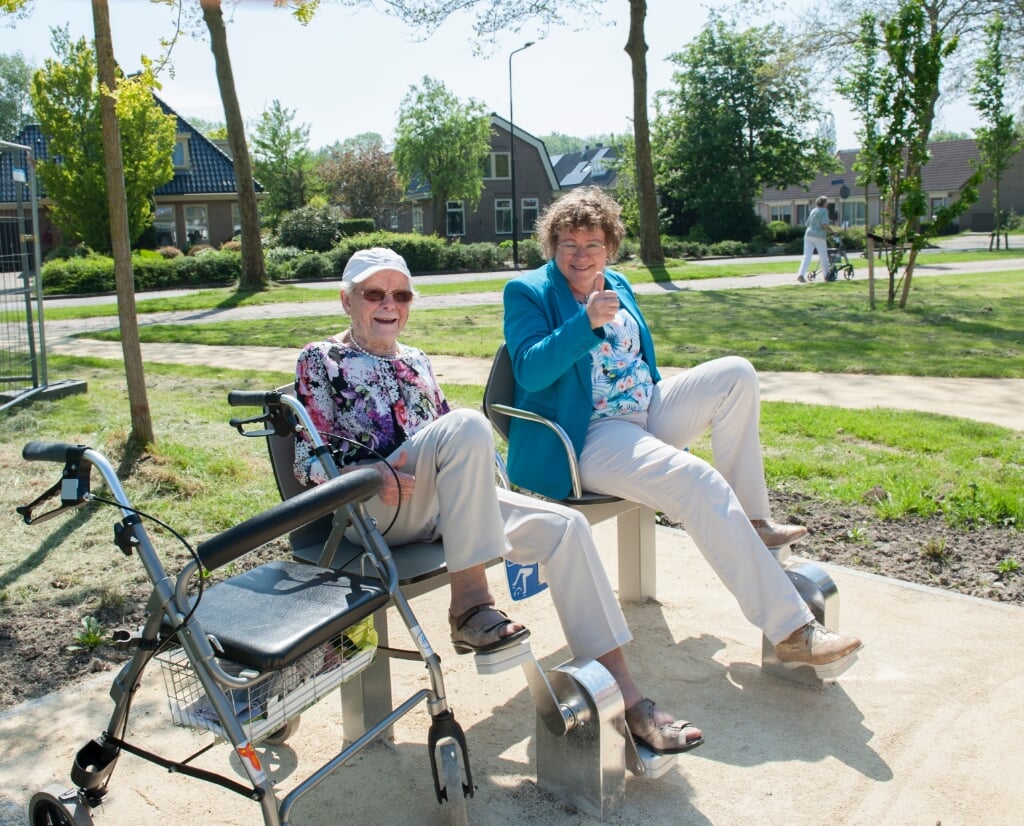 De 99-jarige mevrouw Visser doet samen met wethouder Annette Groot een oefening om fit te blijven. 'Bewegen is goed, hoor.'