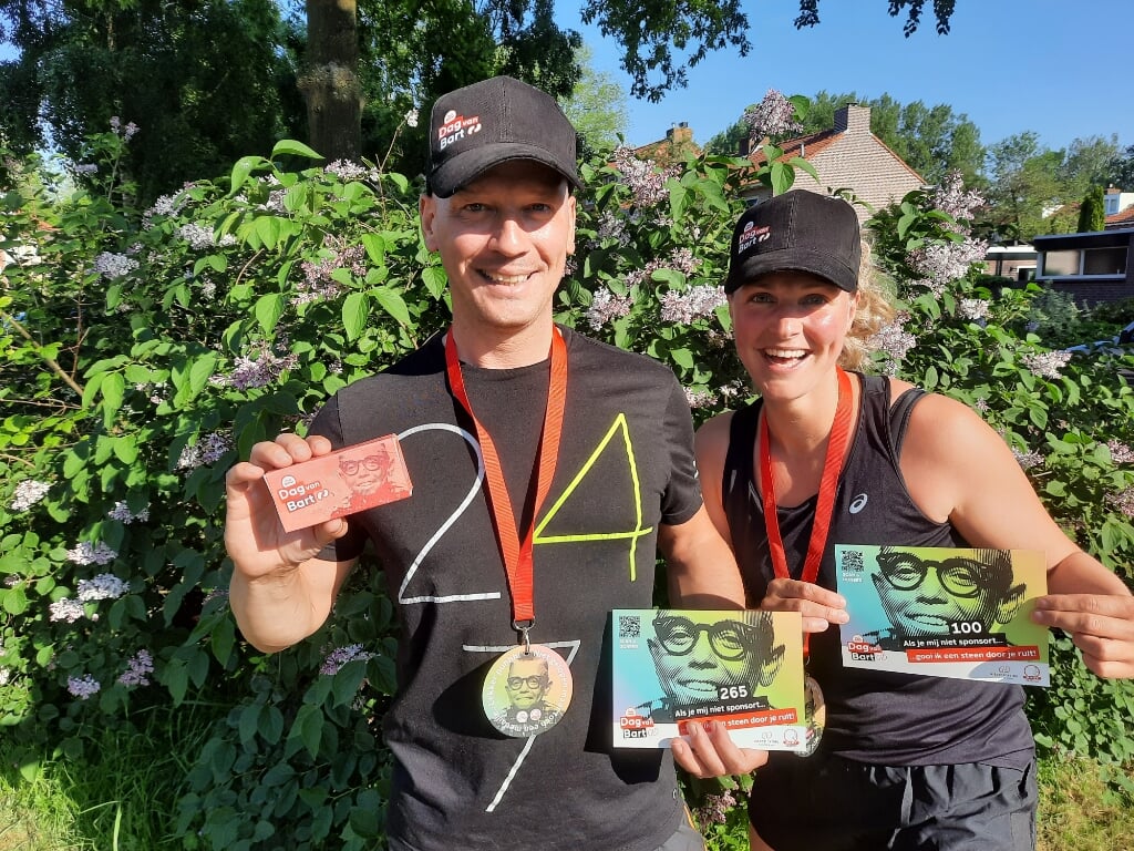  Tom en Ilse waren absoluut geen hardlopers. Maar zaterdag gaan ze een halve marathon lopen. Als support voor hun (schoon)vader en (schoon)moeder. 