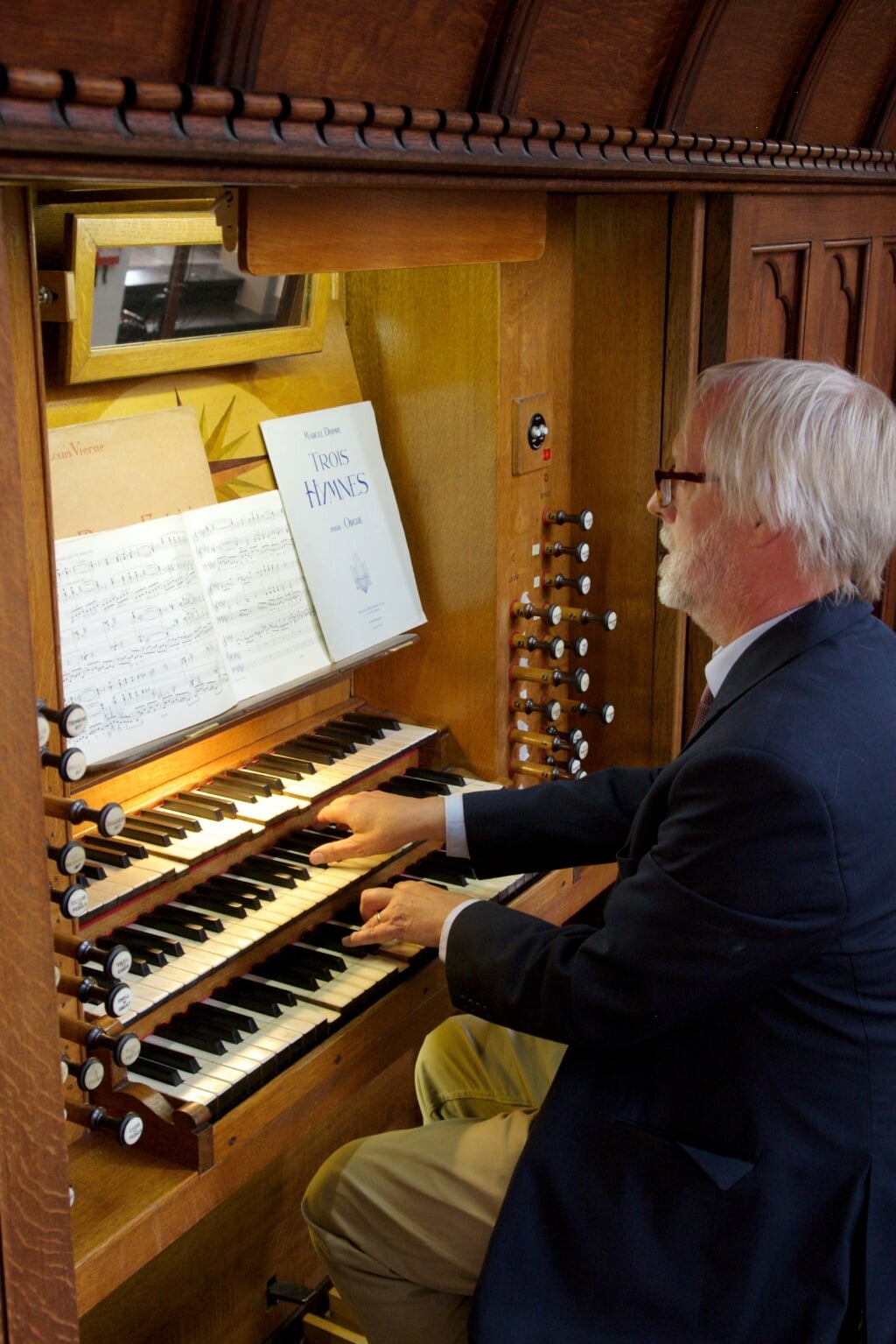 Tjeerd van der Ploeg achter het Nicholson-orgel.