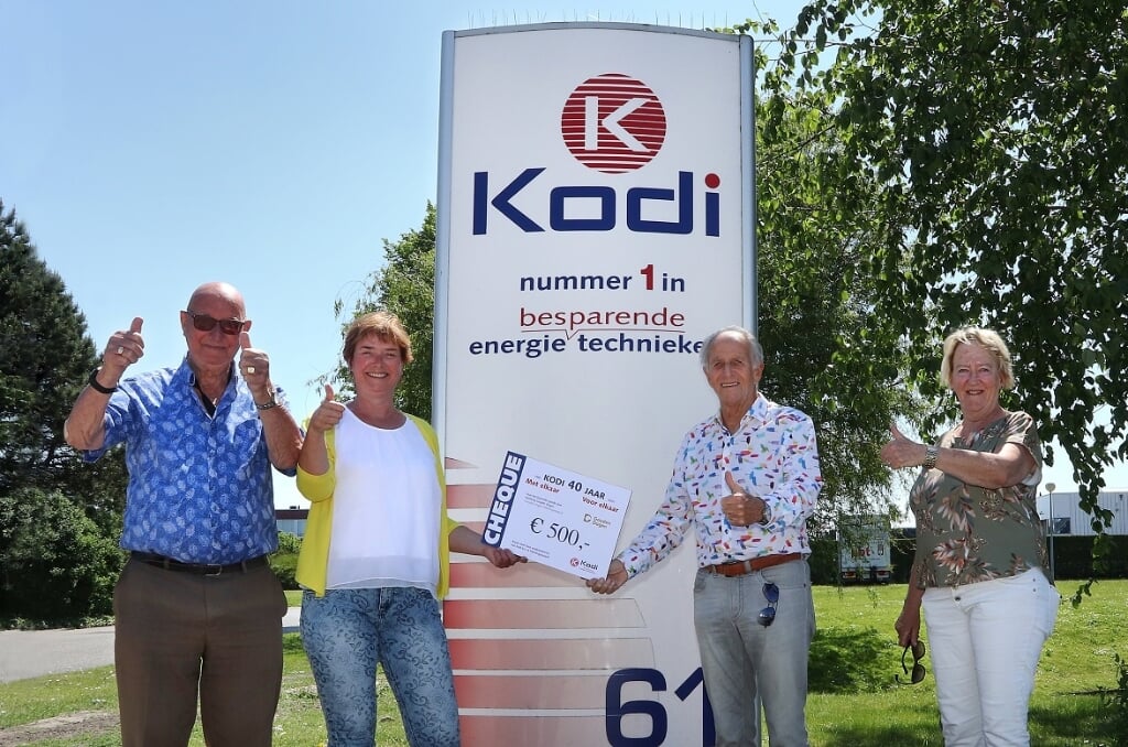Ilona Paartman van Kodi schenkt, in aanwezigheid van haar vader Jan (l), de cheque aan Frits Weel en Nel Nooter van Gouden Dagen Heerhugowaard