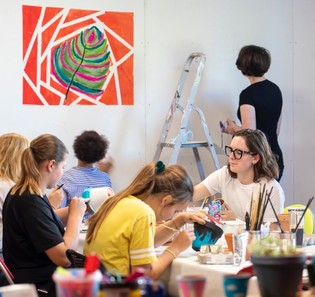 Tijdens de workshop van Naomi en Lisa gingen de jongeren hun eigen bloempotten beschilderen. 