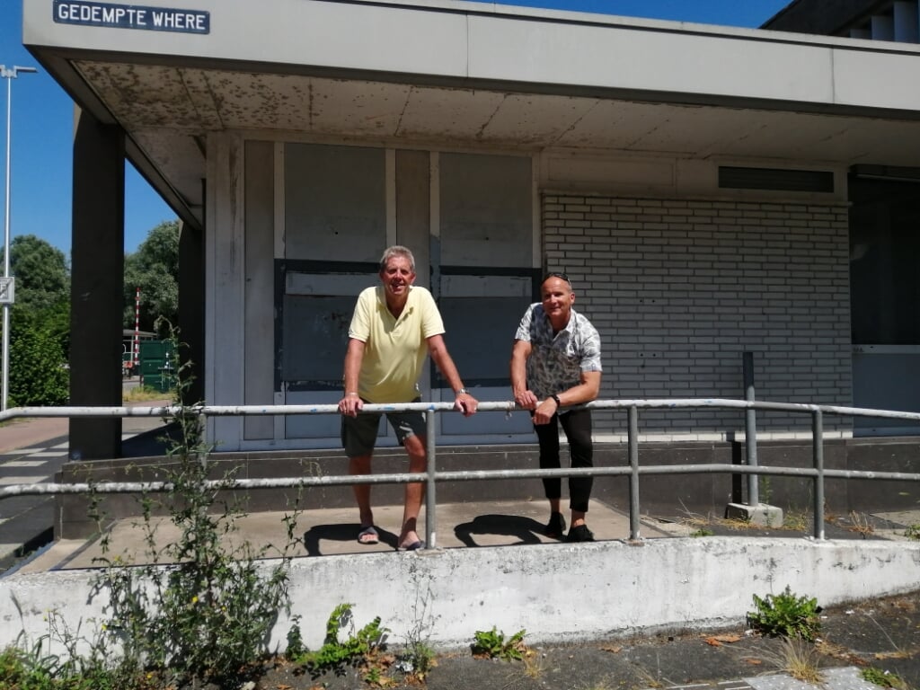 Rens van den Berg en Pascal Ton voor wat eens het postkantoor was.