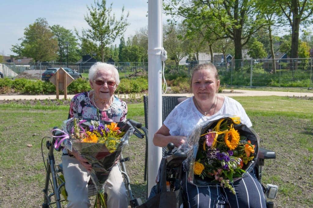 De oudste en de jongste bewoner van Hugo-Waard, de dames Visser en Van Emmerik, hadden de eer de beleef- en beweegtuin te mogen openen.