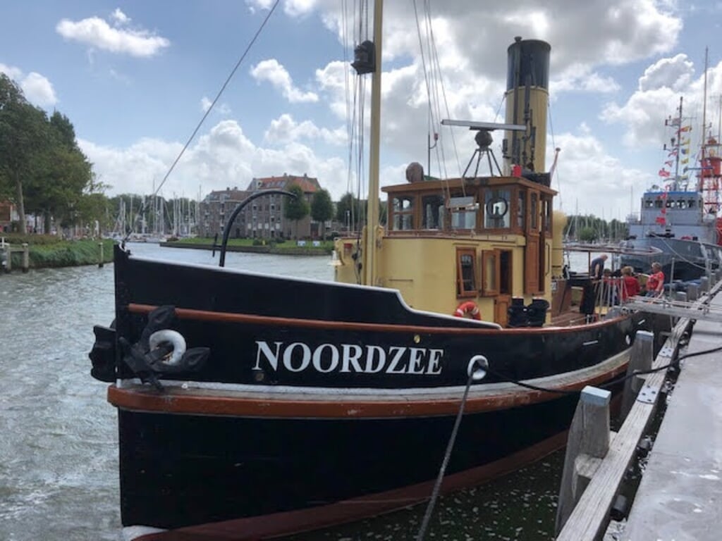 In de IJsselmeerhaven tegenover het museum ligt onder meer de historische en gerestaureerde stoomsleepboot Noordzee uit 1922. 