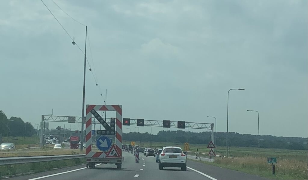 Tijdens de werkzaamheden sluit Rijkswaterstaat telkens één weghelft af. 