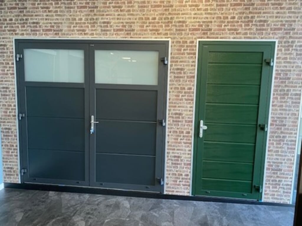 Verkrijgbaar bij Thuisin Van Brederode: Ambiance openslaande garagedeuren. 