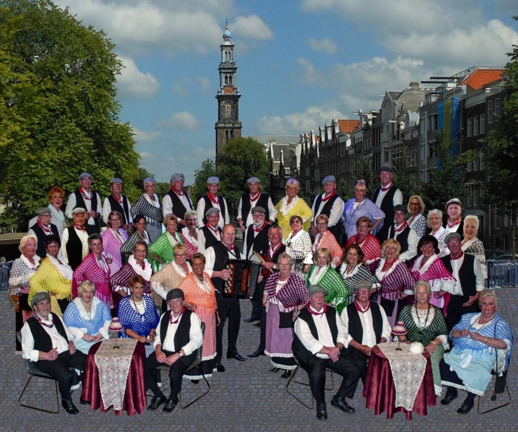 De groep met op de achtergrond de zo karakteristieke Amsterdamse Westerkerk.