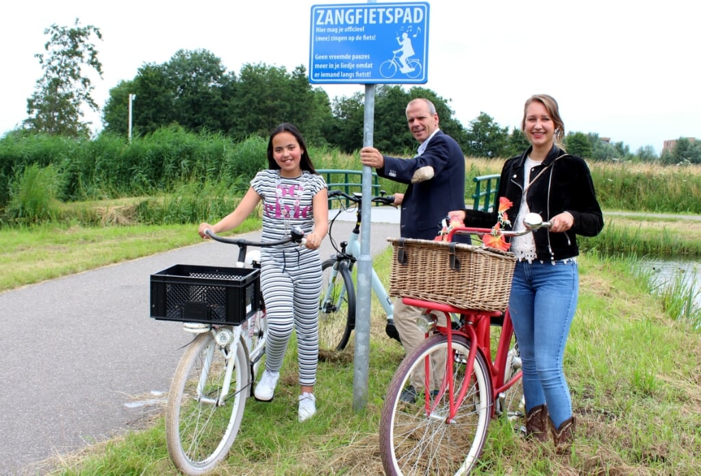 Studente Céline Strijker (25) opende het Zangfietspad samen met Safae Ahannay (11), kinderburgemeester van Alphen, en wethouder Gert-Jan Schotanus.
