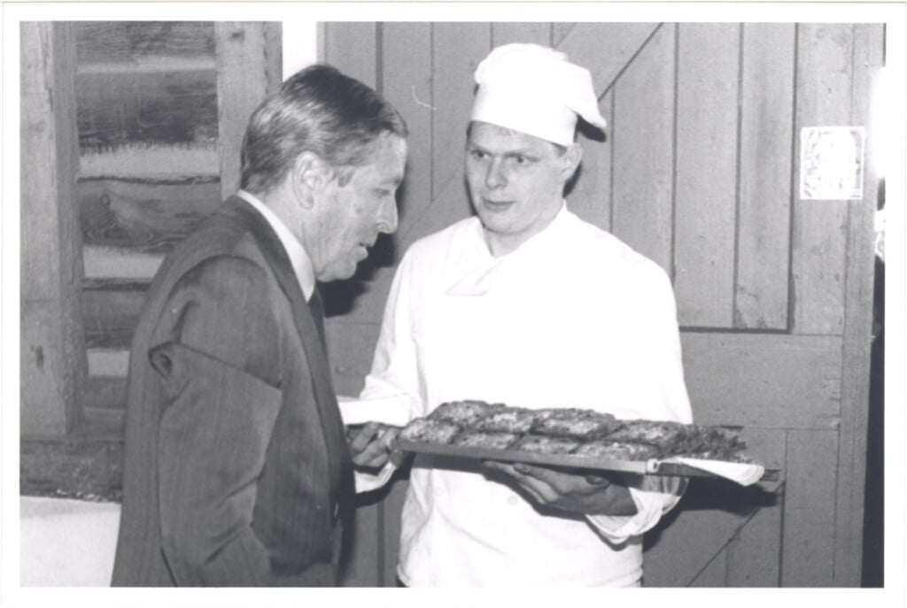 ‘Een jonge Hein Raat toont prins Claus zijn overheerlijke molenbrood (mei 1990).