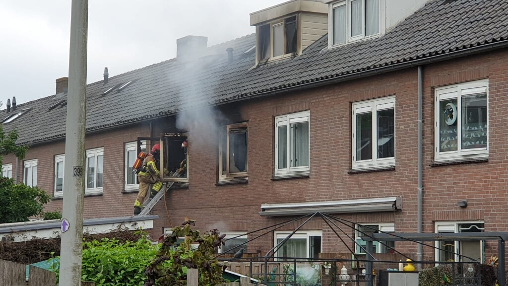 De brandweer uit Landsmeer en Amsterdam waren ter plekke om de brand te blussen. 