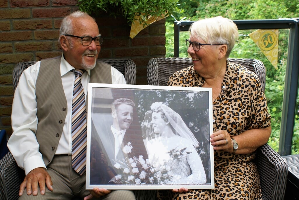 Het echtpaar straalt nog net zo als 60 jaar geleden.