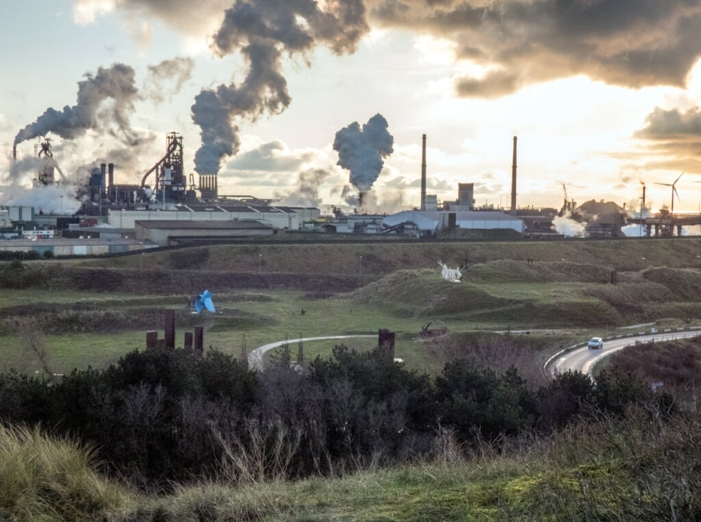 Drie stichtingen gaan eigen onderzoek verrichten naar de uitstoot van schadelijke stoffen door Tata Steel.