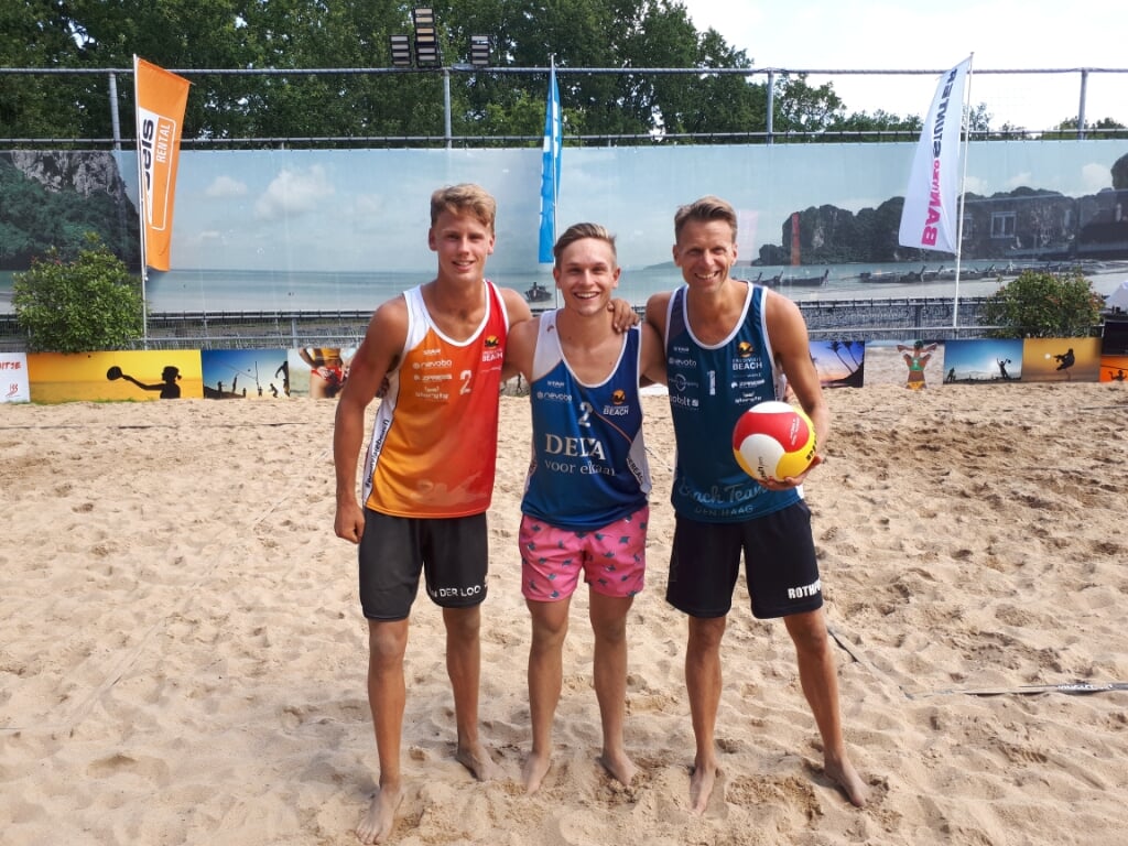 De drie Boskoopse beachvolleyballers die deelnamen aan het NK King of the Court: Sam van der Loo (links), Jonas Oudijk (midden) en Eric Jan Rothfusz (rechts). 