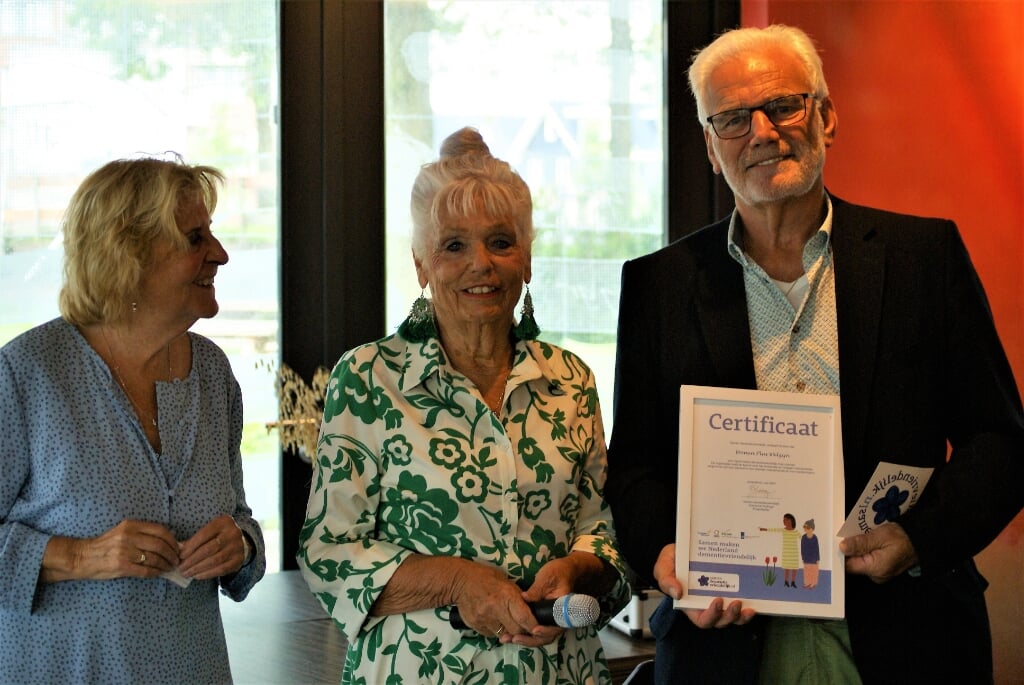 Frank Bonsel (WPW) ontvangt vol trots het certificaat uit handen van Nel van Ockenburg en Anneke Rensing van Netwerk Dementie NHN / Alzheimer Nederland.