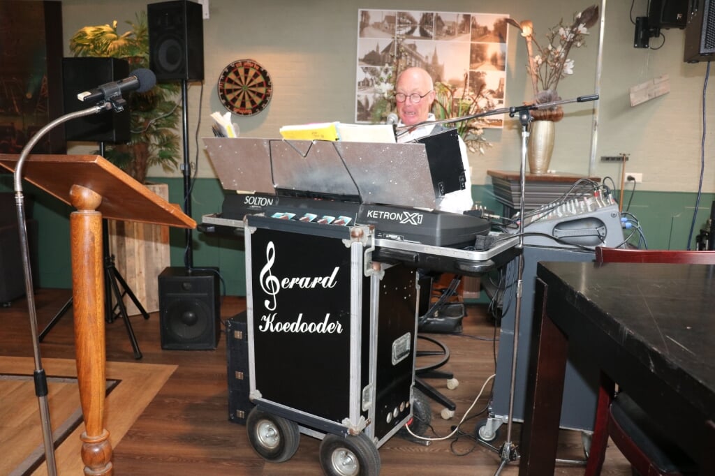 Gerard Koedooder achter zijn orgel.