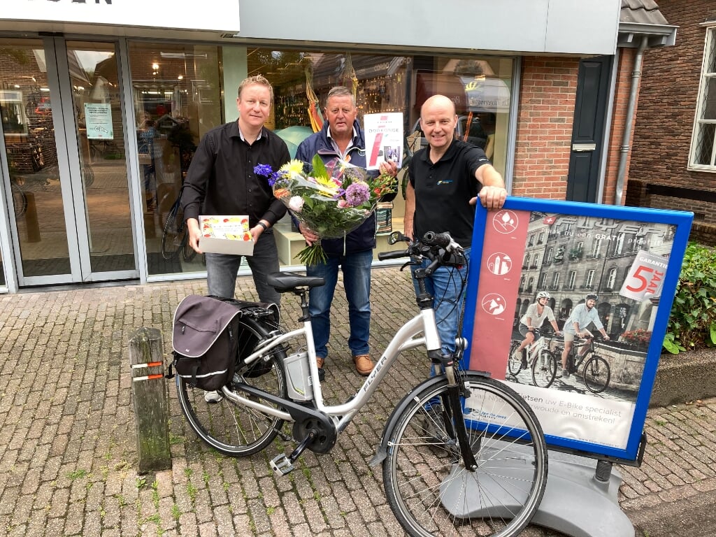 Ferry Dekker van Flyer Benelux zette Leo de Pee in de bloemen. Rechts: Jan Bouwes. 