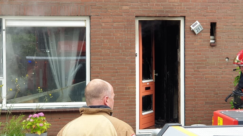 Gezin uit Landsmeer op straat door brand in woning.
