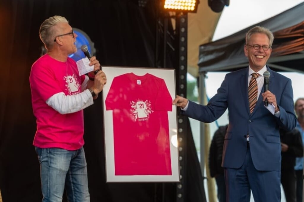 Burgemeester Don Bijl ontvangt het traditionele shirt van Reuring-voorzitter Tjeerd Glastra.