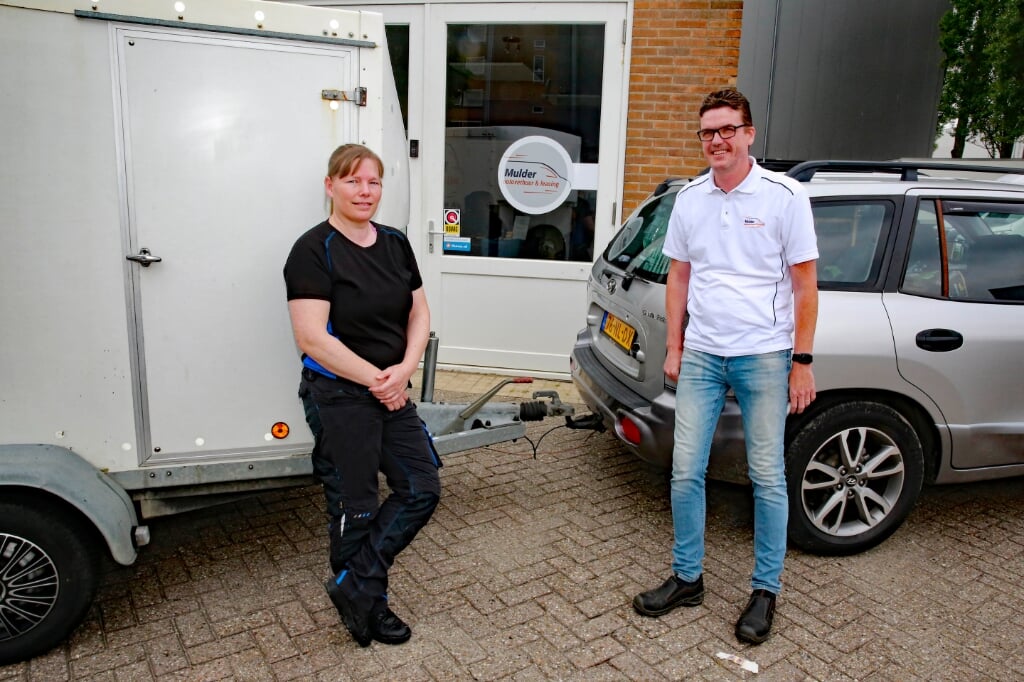 Inge Harmsen is blij met de aanhangwagen, beschikbaar gesteld door Peter Mulder.
