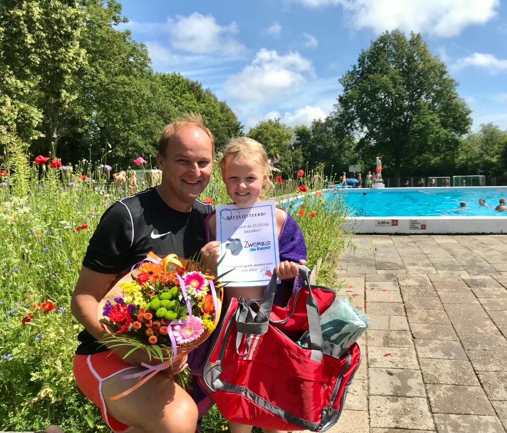 De 7-jarige Jetske Veldt kwam vrijdagmiddag zwemmen met haar vader en kreeg een mooie verrassing!