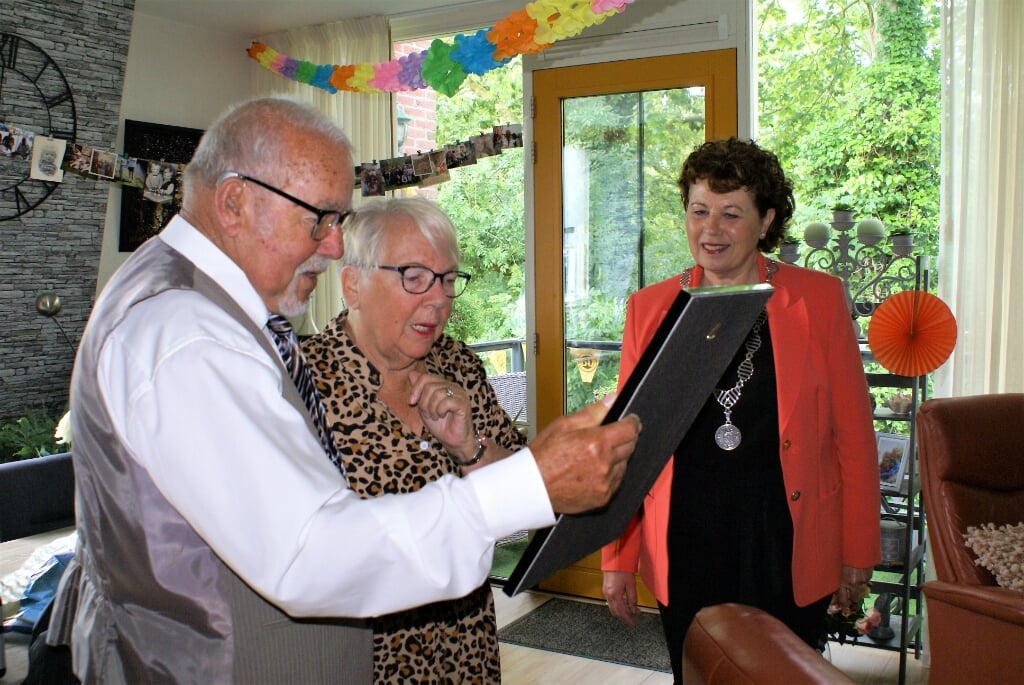 Burgemeester Leontien Kompier mocht eindelijk weer persoonlijk langskomen met een cadeau namens de gemeenteraad.