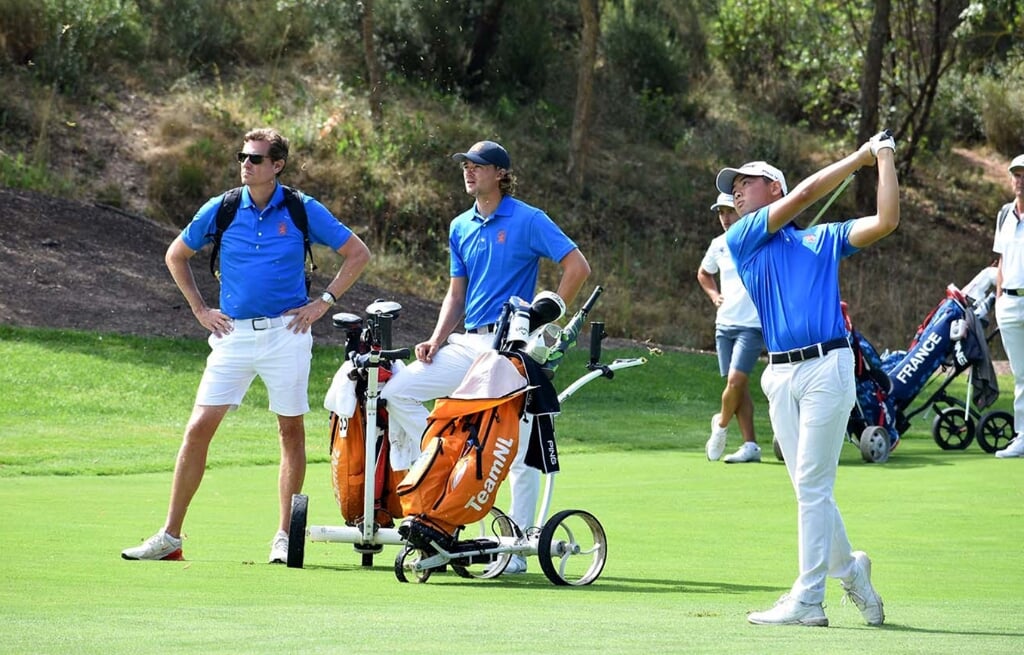 Bondscoach Maarten Lafeber (l) en Kiet van der Weele volgen de verrichtingen van Jerry Ji op PGA Catalunya.