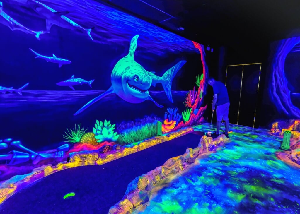 De onderwaterwereld als decor voor glow minigolf. 