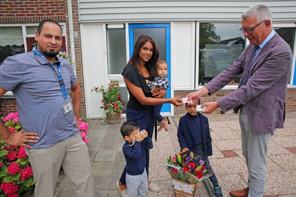 De familie Mangroo kreeg voor de gelegenheid uit handen wethouder Bert Fintelman van de gemeente Heerhugowaard de reisdocumenten persoonlijk thuisbezorgd.