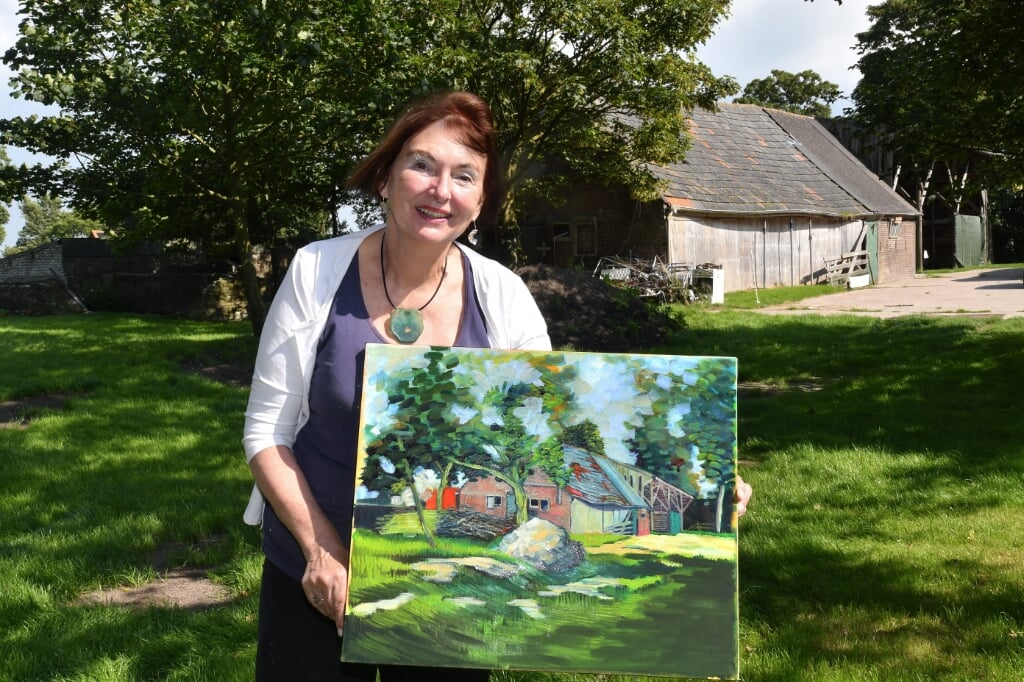 Ina Groot bij een door haar geschilderde Westfriese boerderij in De Weere.