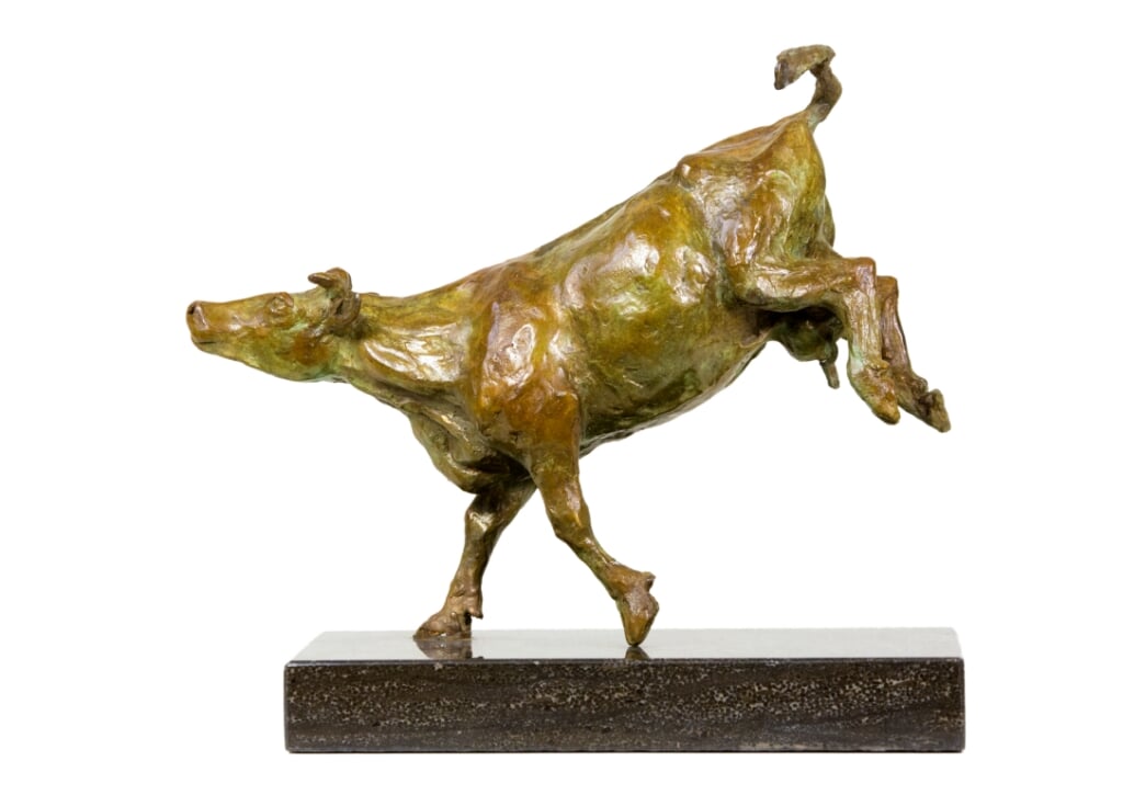 Veronica de Voogt: ‘Wanneer de koeien naar buiten mogen, dansen zij van vreugde.’ Brons op sokkel; 28 x 12 x 22 cm. Info: www.kunstindekas.nl .