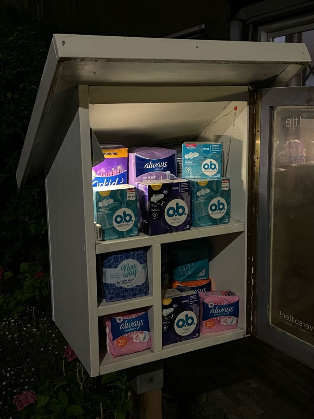 Het kastje in Wheermolen staat vol met menstruatieproducten.