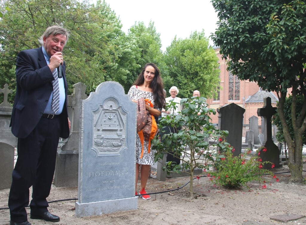 Michaëla Bijlsma en Jan Willemink, bewoonster en regent van Hofje in den Groenen Tuin, onthullen de grafsteen.