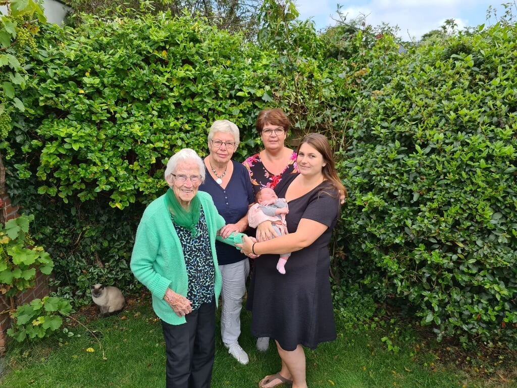 De vijf generaties bij elkaar op bezoek bij baby Elise op Texel.