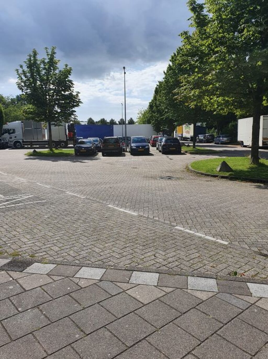 Het parkeerterrein aan de Holenweg wordt op dit moment ook gebruikt als opslagplaats voor de kermis. 