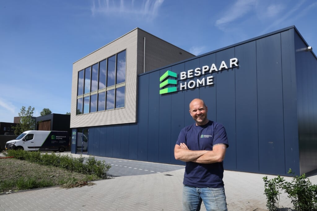Walter Boerema van Bespaarhome voor zijn nieuwe energieneutrale bedrijfspand in Medemblik.