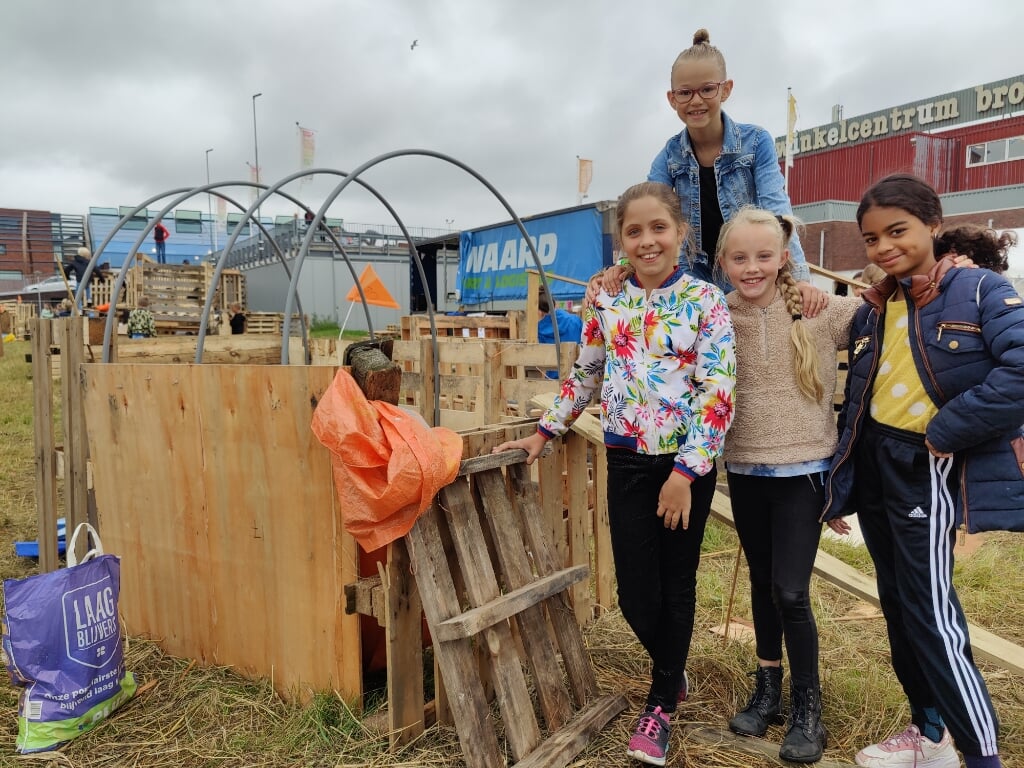 Vira, Alysia, Lindsy en Adyne zijn trots op hun originele dak.
