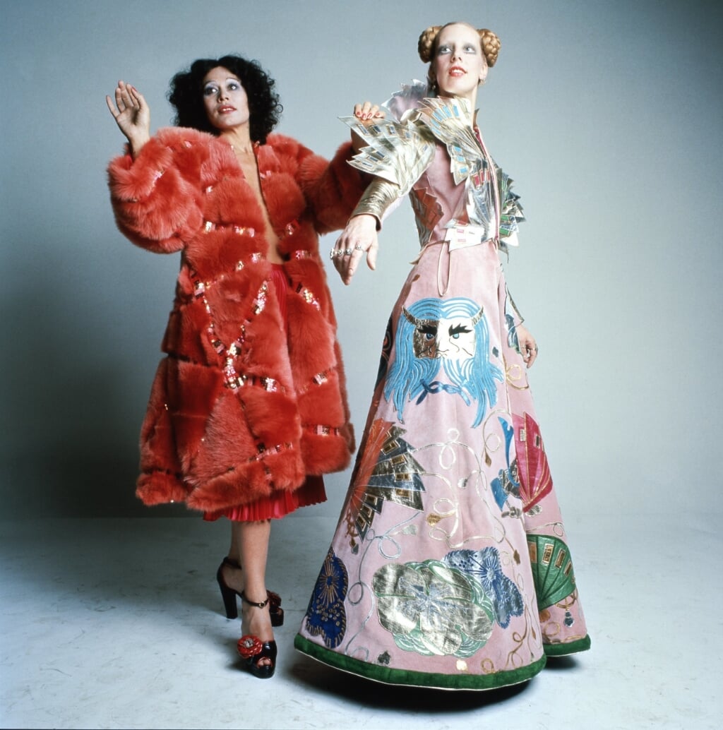 Modeontwerper Fong Leng met Mathilde Willink in 1974.