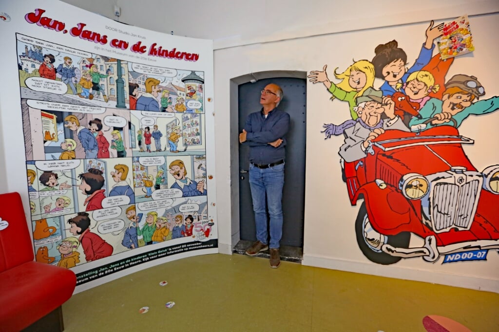 Museumdirecteur Hans Stuijfbergen bij de strip van Jan, Jans en de kinderen waarin een bezoek aan Hoorn centraal staat.