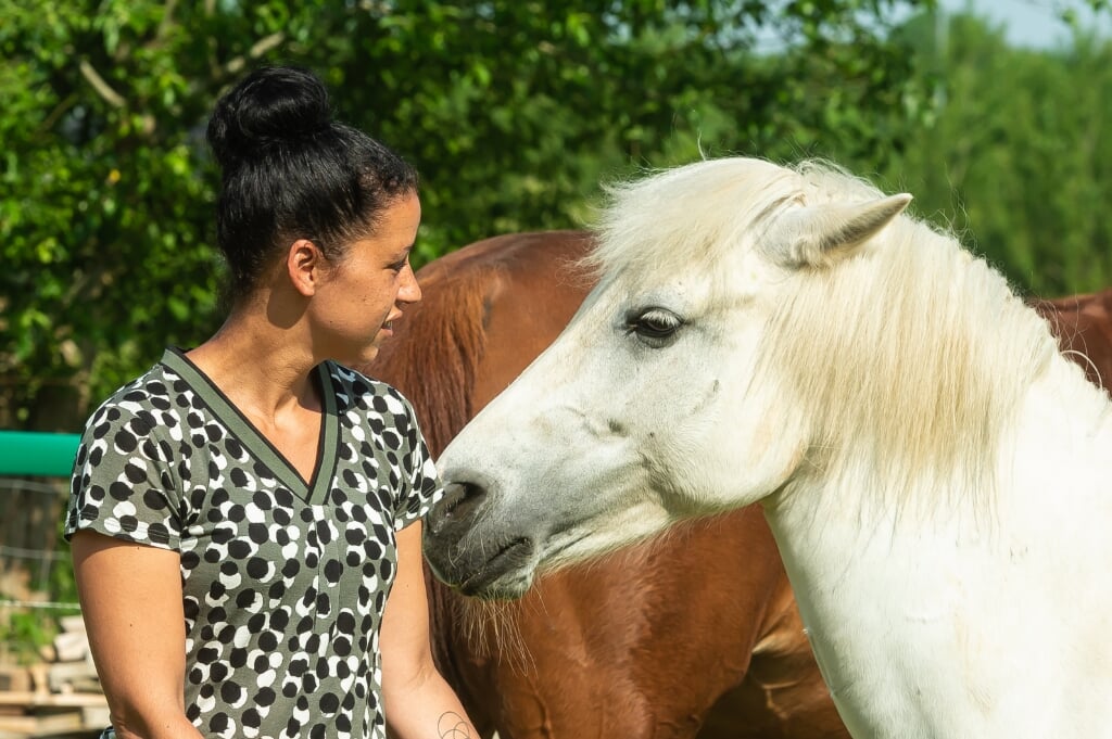 Fayrouz: "Door oefeningen te doen met onze paarden kunnen wij ondersteunen."