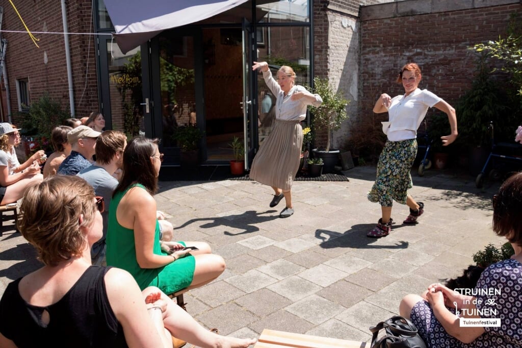 Amsterdammers in Nieuw-West stellen hun tuinen open voor een optreden.
