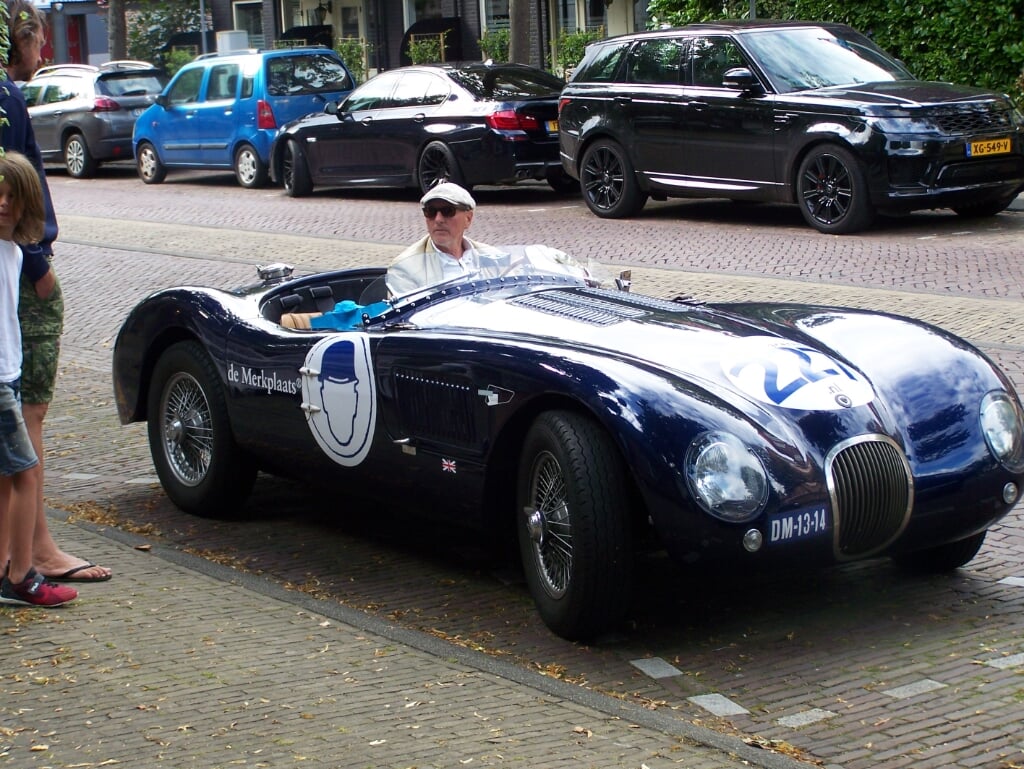 De replica van de Jaguar C-type trekt veel bekijks in Bergen