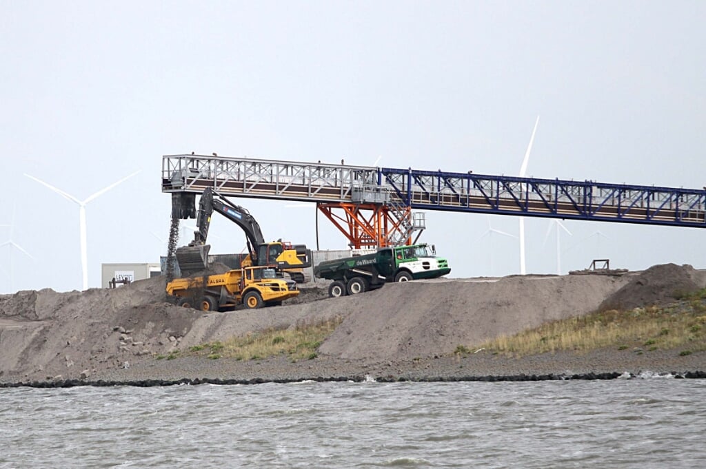 Sinds kort is het mogelijk om werkzaamheden aan de Afsluitdijk vanaf het water te kunnen volgen.