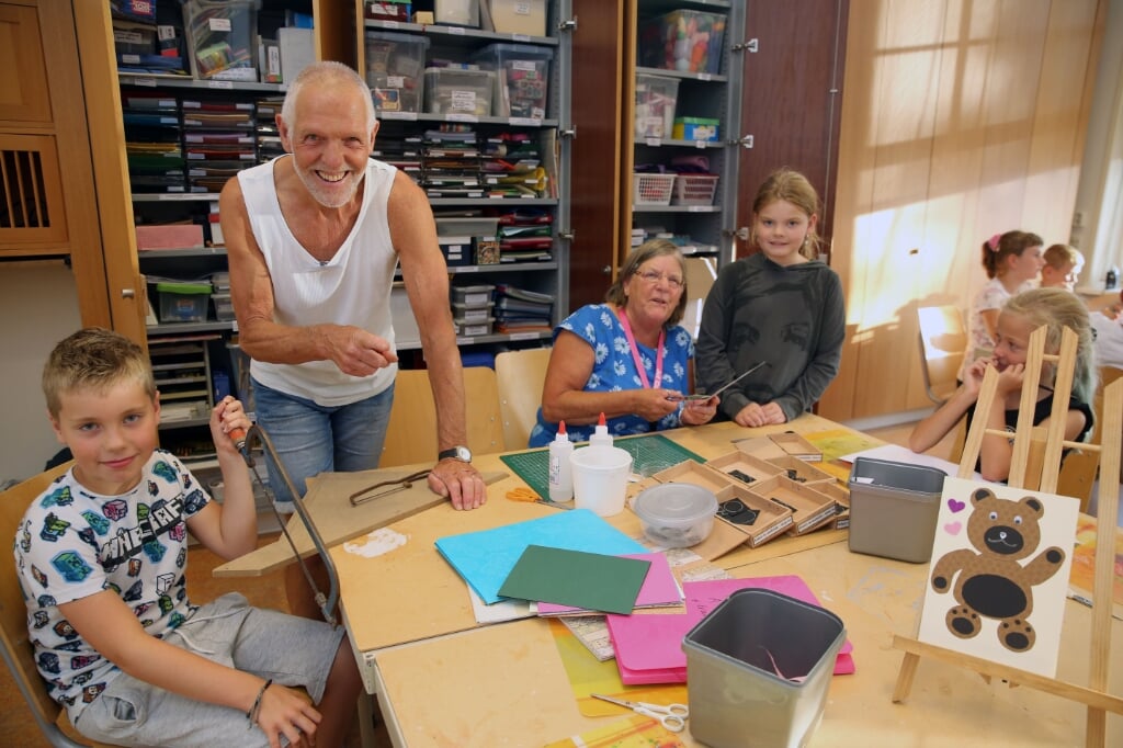 Met veel geduld en liefde helpen Piet en Corrie elke vrijdag de jonge knutselaars, hier Maarten en Saar, met hun project.