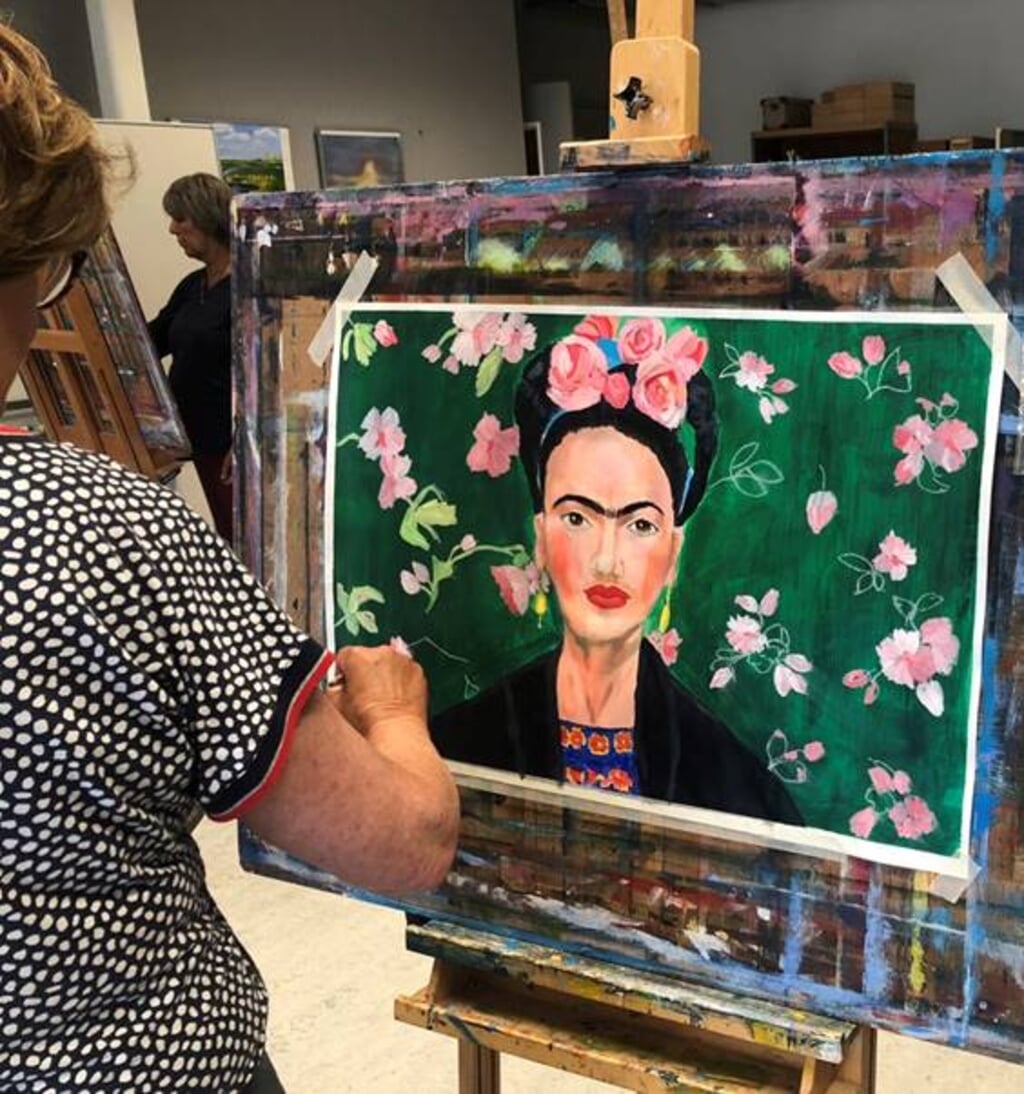 Cursist schildert Frida Kahlo.