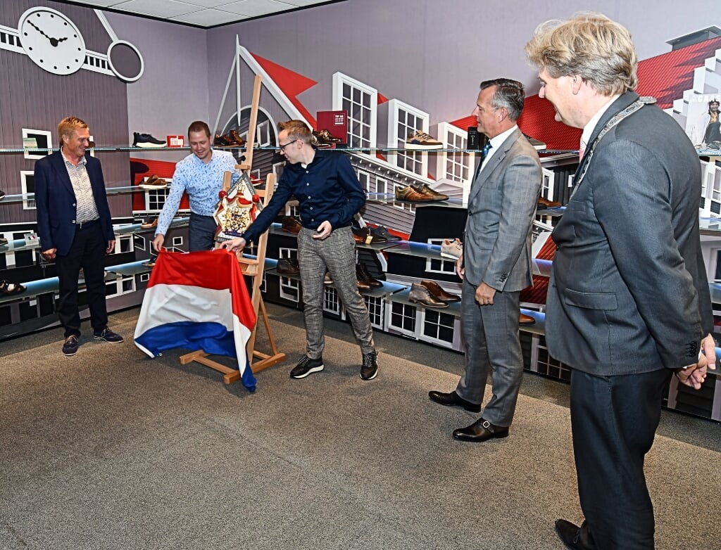 Het moment waarop de Nederlandse vlag eraf mag door de huidige ondernemers Sander (met licht overhemd) en Reinier Pfann. Met geheel links Ed Pfann en recht Commissaris van de Koning Arthur van Dijk en burgemeester Jan Hamming. 