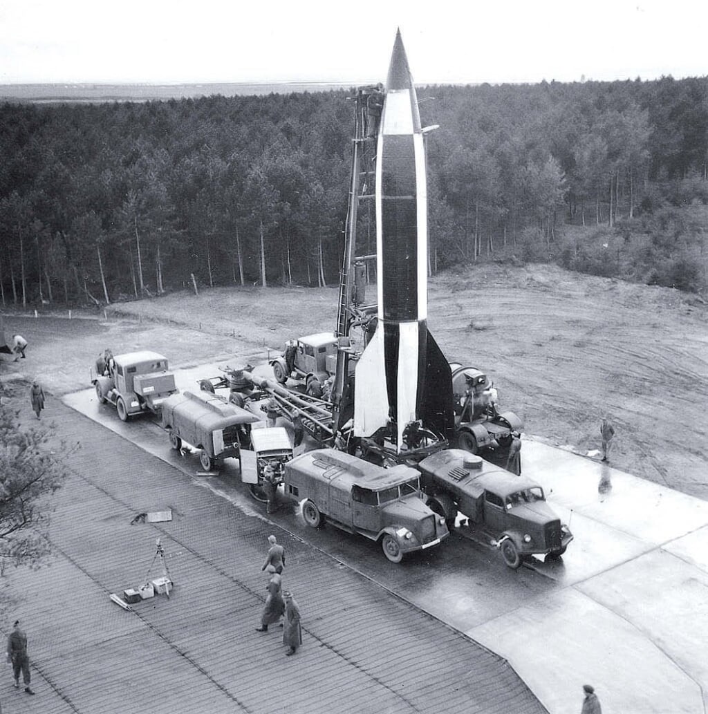 Een V-2 raket klaar voor de start.